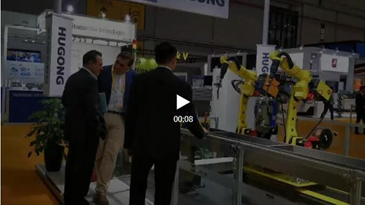 进博会首日jxf吉祥坊意大利CEA展位参观者关注机械人焊接系统